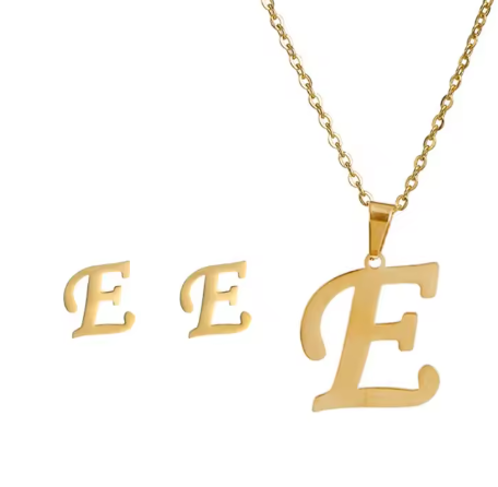 Pozłacany naszyjnik z literką "E"